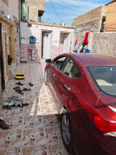 سلام عليكم الدار البيع مساحه 160 متر مربع ركن عله شارعين يبعد عن سوك 50 متر وشارع العام 30 متر يتكون من ثلاث غرف وصاله ومطبخ وستقبال ختمات مقرنص ومجاري المنطقه المحموديه حي المرتضى البيت عكاده سعر 85 وبي مجال زراعي رقمي *********** بي واساب تصل
