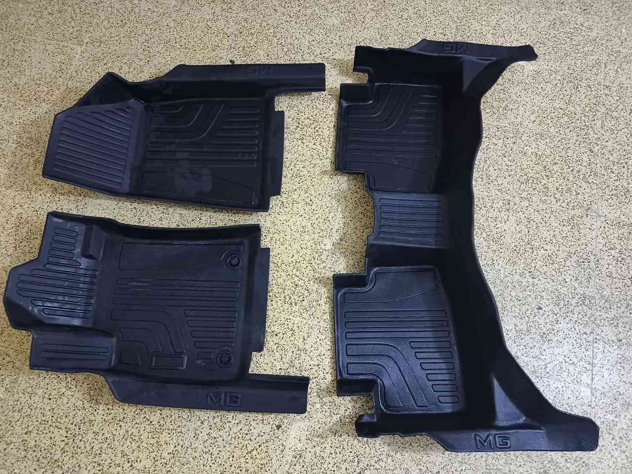 أرضيات MG GT أم الدوسه وشعار MG ***********العنوان بغداد السعر 65 ألف
