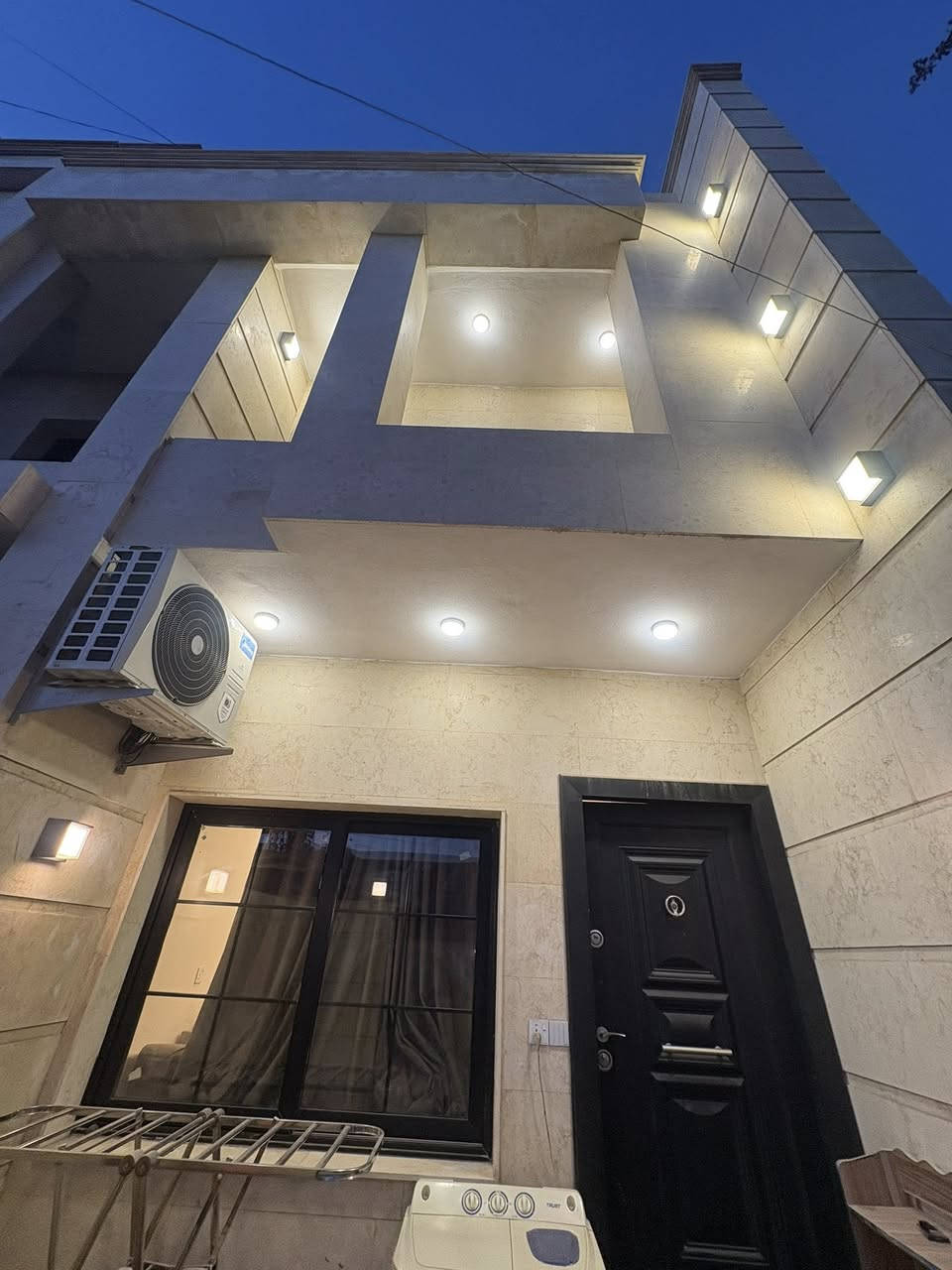 سلام عليكم دار للبيع في العامرية المحاميين قرب مجمع الموارد المائية  المساحة ٧٢ متر
4*18بناء ٢٠٢٣ حديث ونظيف جدا للبيع مع الاثاث 
يحتوي على طرمه صغيره واستقبال ومطبخ وغرفه نوم وصحيات في الطابق الاول والثاني مطبخ واستقبال وصحيات والثالث غرفه نوم حديثة وبيتونه 
الموضح بالصور سعر البيع ٣٤٠ مليون دينار مع مجال بسيط للشراي 
للاستفسار الاتصال  
***********
