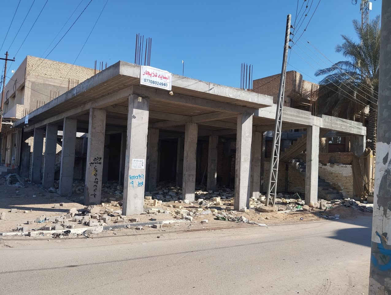 السلام عليكم 
بنايه هيكل للايجار ركن على شارع الملعب الاولمبي الجديد المساحة 300م يصلح شركة أو وكاله للمعلومات الاتصال ***********
