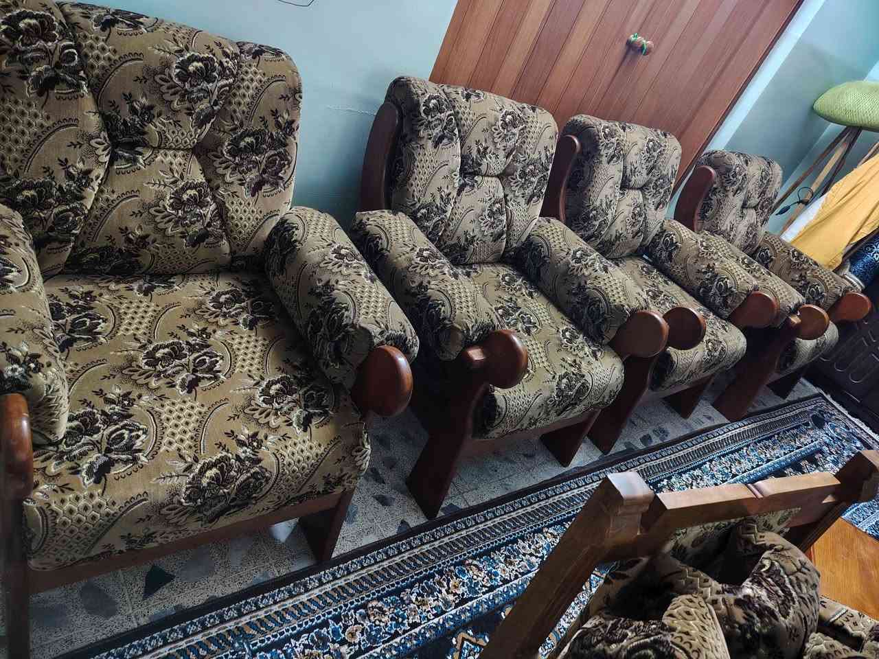 نص طخم خشب درجه اولى شرط النظافه ٢ قطعه صغيره و ١ قطعه كبيره مع طبلات يصلح للمكتب او چيخانه او شقه السعر ١٠٠ وبي مجال 
موصل _ الايسر 
***********
يحتوي واتساب
