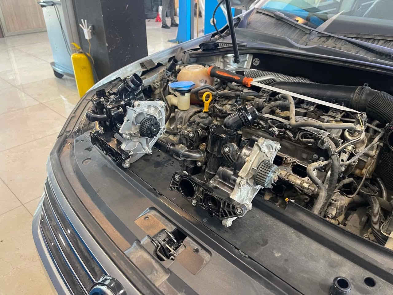 مركز شيرين لصيانة السيارات الالمانية
زبائننا الكرام

 السيارة الاولى 🚘: 

اشتكى الزبون من نقص كبير في ماء الراديتر، وبعد إجراء الفحص الكامل للمحرك تبيّن أن سبب المشكلة هو عطل في الـ Water Pump.

تم استبدال الواتر بامب بقطعة أوربية جديدة، مع تبديل ماء الراديتر G12 الخاص بسيارات فولكس واگن.

السيارة هي فولكس واگن باسات موديل 2021 بمحرك 2.0 تيربو . 

🌹

السيارة الثانية 🚖 :  

١- تبديل جامة امامية جديدة 
٢- استخدام سيلكون خاص عالي الجودة 

⚙️ السيارة: فولكس واگن تيكوان 2021
🔧 المحرك: 2.0 تيربو 

🌹
🌹

‏‎زبائننا الكرام 

‏‎عروض وكالتنا 

‏‎١- تبديل هيدروليك كير بدون اجور عمل 🚘

‏‎٢- فحص كومبيوتر مجانا في وقت تحتاجه سيارتك الى فحص في حالة تبديلك لدهن المحرك في وكالتنا . 

‏‎٣- فحص للصدر الامامي مجانا في وقت تحتاجه سيارتك الى فحص في حالة تبديلك للدهن المحرك في وكالتنا . 

‏‎كذلك سوف تدخل تلقائيًا في السحبة الشهرية للفلاتر المجانية والسحبة الدهن المجاني كل ثلاثة اشهر. 

‏‎٤-زبائننا الكرام 

‏‎العرض الجديد من وكالتنا 

‏‎في حالة زيارتك لورشتنا سوف تدخل تلقائيا بالقرعة الشهرية 

١- فلاتر المحانية

‏‎٢- اجور عمل مجانية  

🌹
🌹

موقع شركتنا الجديد

‏https://maps.google.com/?q=36.168079,44.011108

‏‎‏‎شركة شيرين ( وكالة فولكس واگن & سكودا) 

‏‎اربيل - قرب نقليات بغداد ( كراج بغداد) - بالقرب من مرطبات 9* 9 

***********-***********

#Tiguan #Passat #volkswagen
