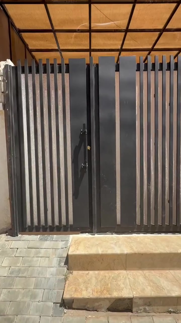 بيت حي الوفاء ١٠٠ م ٥*٢٠ من جهة الميلاد
طابق ونص سقف مشترك
بناء ٢٠١٩ طابوق جمهوري مسلح
ارضيه كرانيت 
السعر ١٤٥ مع المجال البسيط
اتصال فقط رقم صاحب الدار
***********
***********
