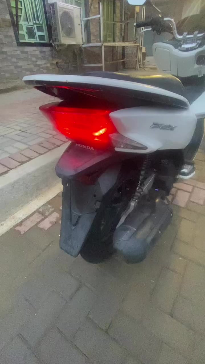 للبيع ياباني اي خلل مابيه كل شقال 
ماشيه ٤٦
مفتوح الكور ودراجه شلعه ومعدل 
السعر مليون و٦٠٠ بيه مجال 
***********
