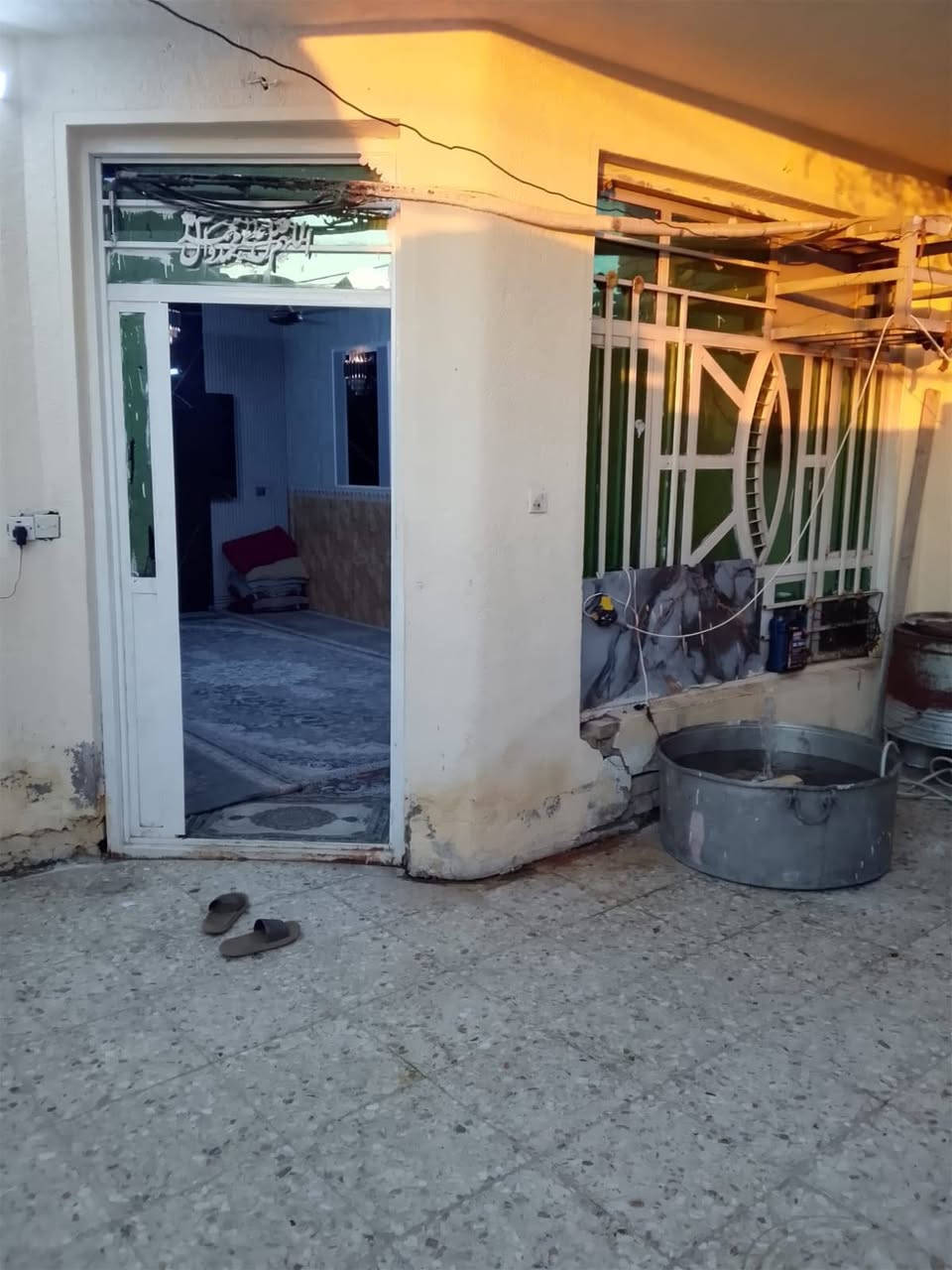 السلام عليكم بيت للبيع ١٦٠ متر زراعي عل شارع ٥٠ مال الكفاءات العبيدي قاطين القاط لاول يتكون غرفه وصاله وستقبال ومطبخ والقاط الثاني ثلاث غرف وحده من الغرف عوزه بس سكف لاستفسار اكثر الاتصال عل الرقم *********** ا
