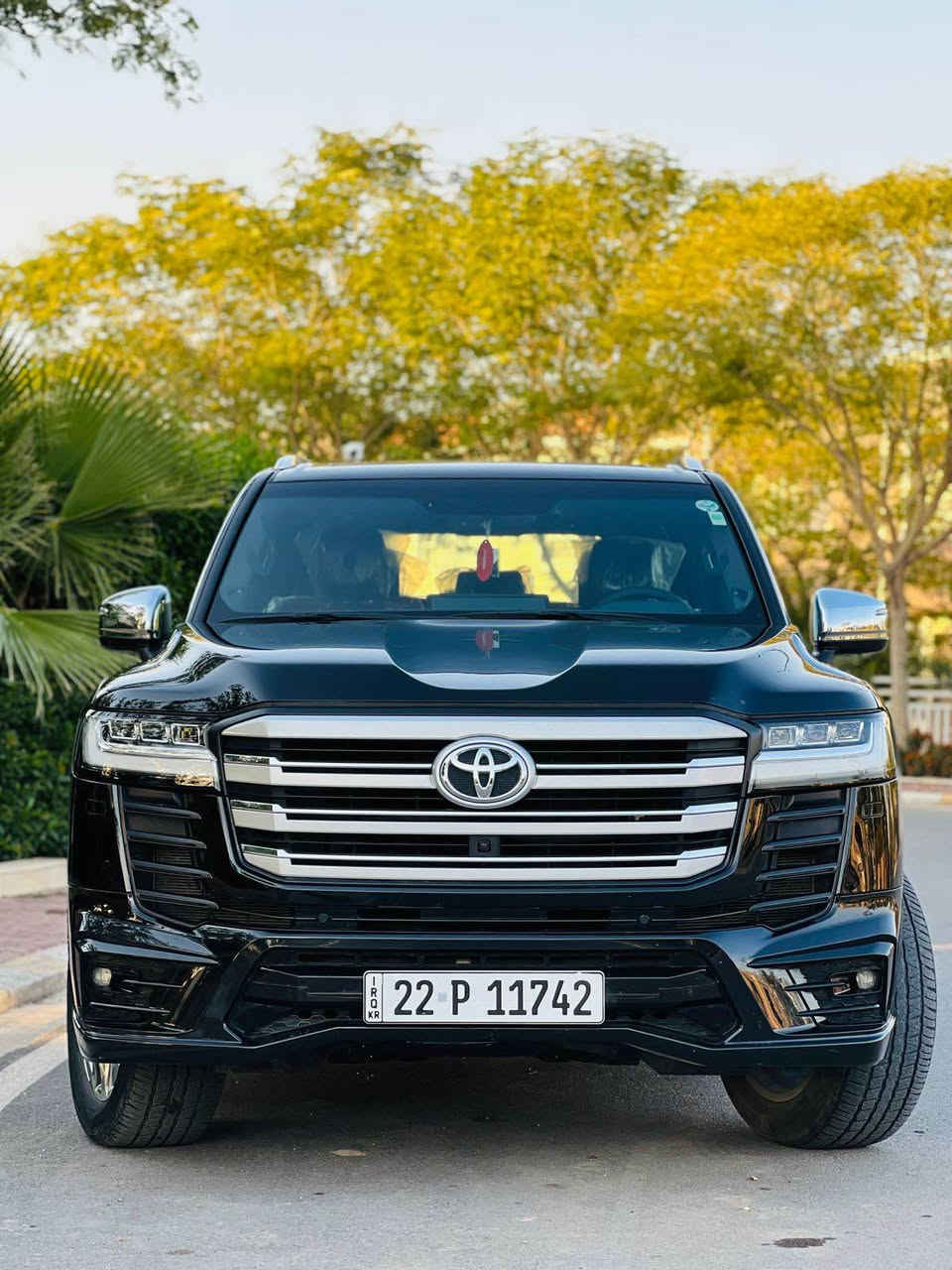 السلام عليكم
✨ تويوتا لاندكروزر VXR 2024 – للبيع ✨🚘 وكالة SAS
ماشية 43 الف km
⚙️ المواصفات:
🔹 محرك V6 توين تيربو (3.5 لتر)
🔹 قوة تقريباً 409 حصان 💪
🔹 عزم 650 نيوتن متر 🔥
🔹 كير أوتوماتيك 10 سرعات
🔹 دفع رباعي دائم Full-Time 4WD 🌍
🔹 نظام Multi-Terrain Select 🏜️
🔹 نظام Crawl Control
🔹 دفرنس قفل ⛓️
🔹بيبان شفط

🛋️ الداخلية:

🪶 جلد فاخر
❄️🔥 تبريد + تدفئة مقاعد
🔑 بصمة تشغيل
📺 شاشة 12.3 إنج
📱 Apple CarPlay + Android Auto
🔌 شاحن وايرلس
🌡️ مكيف متعدد المناطق
🔊 نظام صوت JBL 

🚗 الخارجية:

💡 LED + DRL
🌞 فتحة سقف 
🛞 ويالة كبيرة
📷 كاميرات 360
📡 حساسات أمامية وخلفية
🛡️ الأمان:
🛑 ABS + VSC + EBD
⛰️ Hill Assist
📡 رادار ومثبت سرعة
🚨 TPMS
⚠️ نظام مانع الاصطدام
🚶‍♂️ تنبيه مغادرة المسار

✨ حالة السيارة:
🚨 السيارة جديدة بالكامل
📦 مغلفة بالكامل (PDF)
🎨 بدون صبغ وبدون شخط نهائياً
✨ نظيفة جداً وحالتها مثل الصور وأحلى
📌 للجاد فقط
⚠️ ما أخليك تجي وتخطو متر إذا السيارة مو مطابقة للصور
🤝 أتحمل المسؤولية الكاملة إذا كان هناك أي اختلاف عن الصور
📍 المكان: خانقين
💰 السعر: 855$
💵 يعني: 8 شدات و55 ورقة
للتواصل: موتواجد واتساب فايبر 
*********** خناقين, ديالى

