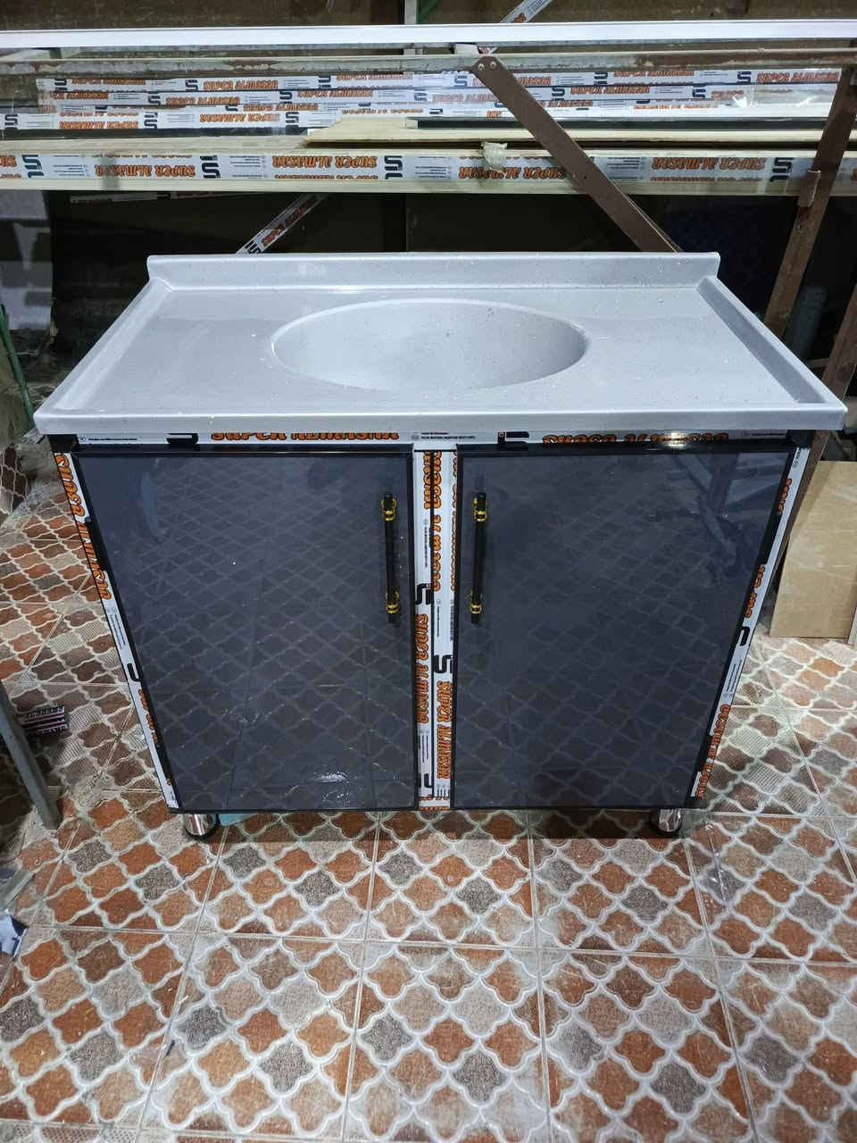 سنك متر هذا تفصال جديد مبطن وجهين لباب بوري صيني ثقيل وليس يراني خفيف سعره 150 مكان  بصره حي الاصدقاء 👈 ***********
