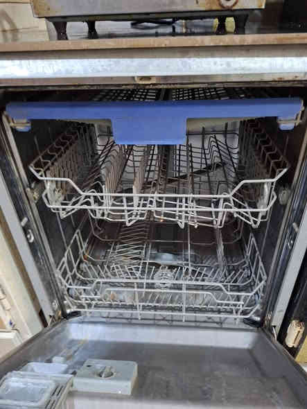 غسالة اماعين شغالة عطلها مجرد سخان الماء واذا تنربط على الكيزر تشتغل طبيعي سعرها 125 وبيها مجال بصيط البصرة كرمه علي ***********
