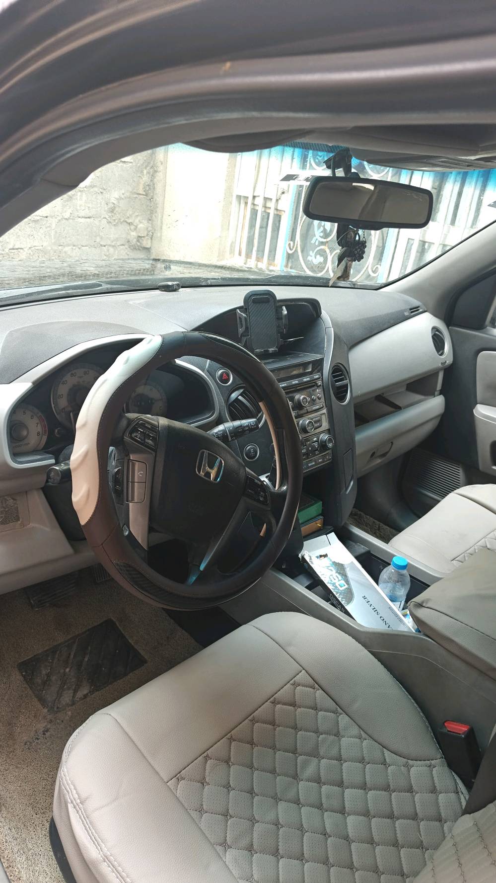 عندي سيارة هوندا بايلوت ٢٠١٢ سبعة راكب مكينة ٦ بسمي رقم بغداد جاهزه سعره ٨٠ وبيه مجال للطيبين