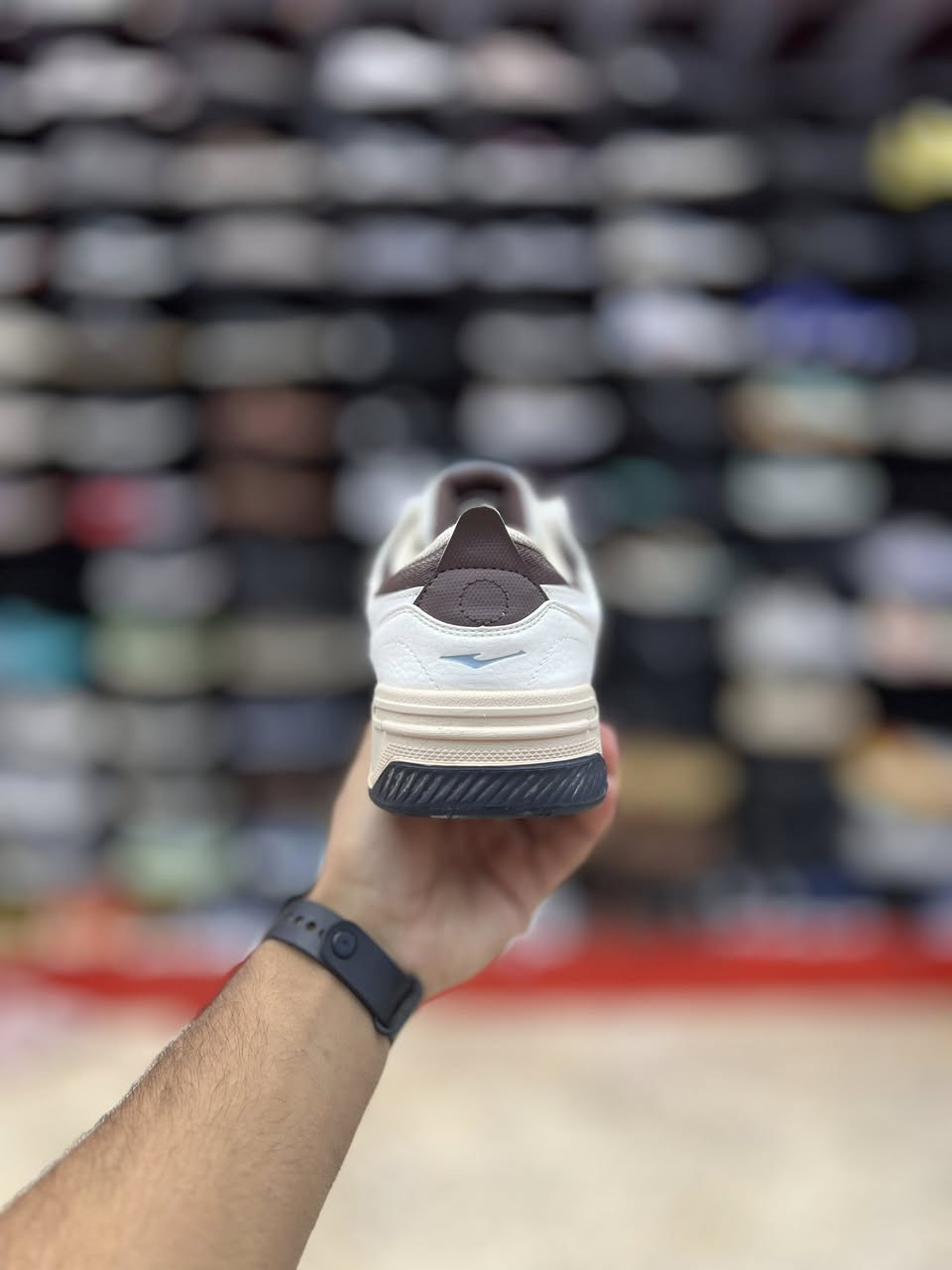 ماركة ERKE
وزن هفيف
قياس 44
العنوآن نجف ملحق الروان 
توصيل 🚚 محافظات 6 داخل النجف3 
*********** واتساب
