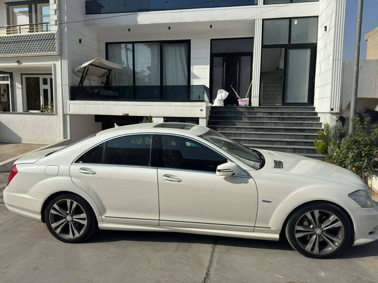 مارسيدس أدوات للبيع موديل ٢٠١٢ عنوانها السليمانيه ***********
