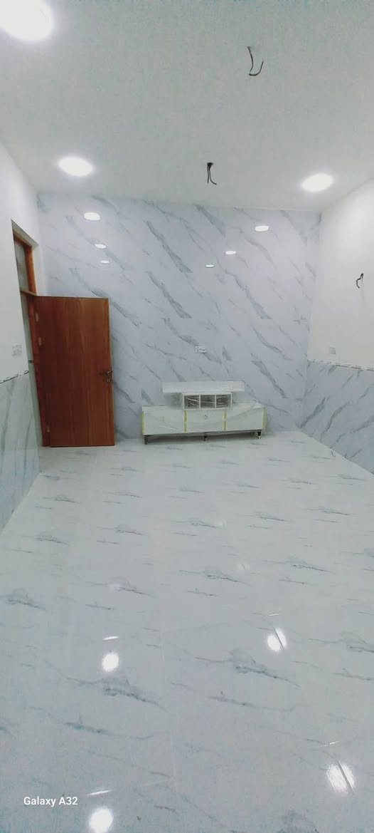 ياالله 
من رخصة الادمن دار للبيع المساحة 102 متر
 واجهة 5.5 نزال 18.5 
الزعفرانية كاع بيت بنية النموذجية فرع 38 على اليمين الشارع العريض 12 متر ارصفة 2متر 
سند 25 طابو زراعي تحويل مباشر من بيت بنية 

الدار طابقين كامل من كلشي الطابق الأول يحتوي على طرمة حمام خارجي استقبال صالة مع مطبخ نظام تركي حمام داخلي مشترك منور غرفة نوم مدخل إلى الصالة الطابق الثاني غرف عدد 2 صالة كبيرة حولي الدرج حمام مشترك وبيتونة وبلكونة البيت كامل للسطح شتايكر 

بناء حديث درجة أولى 
نظام انترنيت بورد 
نظام كاميرات بورد دفن 
نظام كهرباء سيركتات كل طابق مفصول عن الثاني 
شبابيك تفصال ألمنيوم تركي ثقيل 
ابواب خشب صاج ثقيل جدا 
ابواب خارجية حديد تفصال ثقيل نظام قاصة عراقي 
ابواب الحمامات ألمنيوم مرايا مبطن 
نظام سبالت دفن  لكل الدار 
ماطور ماء شمجي الأصلي 3\4 
سخان اماراتي 200 !لتر دبل هيتر 
تانكي ماء عدد 2 ابو الف لتر 
أرضية بورسلين هندي جدران أيضا 
الدرج مرمر طبيعي 
محجر ألمنيوم الطابقين 
مغاسل تعليك سيتات 
ساحبات الحمامات نظام دفن صاروخي 

السعر 🟩 130🟩 مليون  

الشراي يتصل على رقم صاحب الدار  
***********
