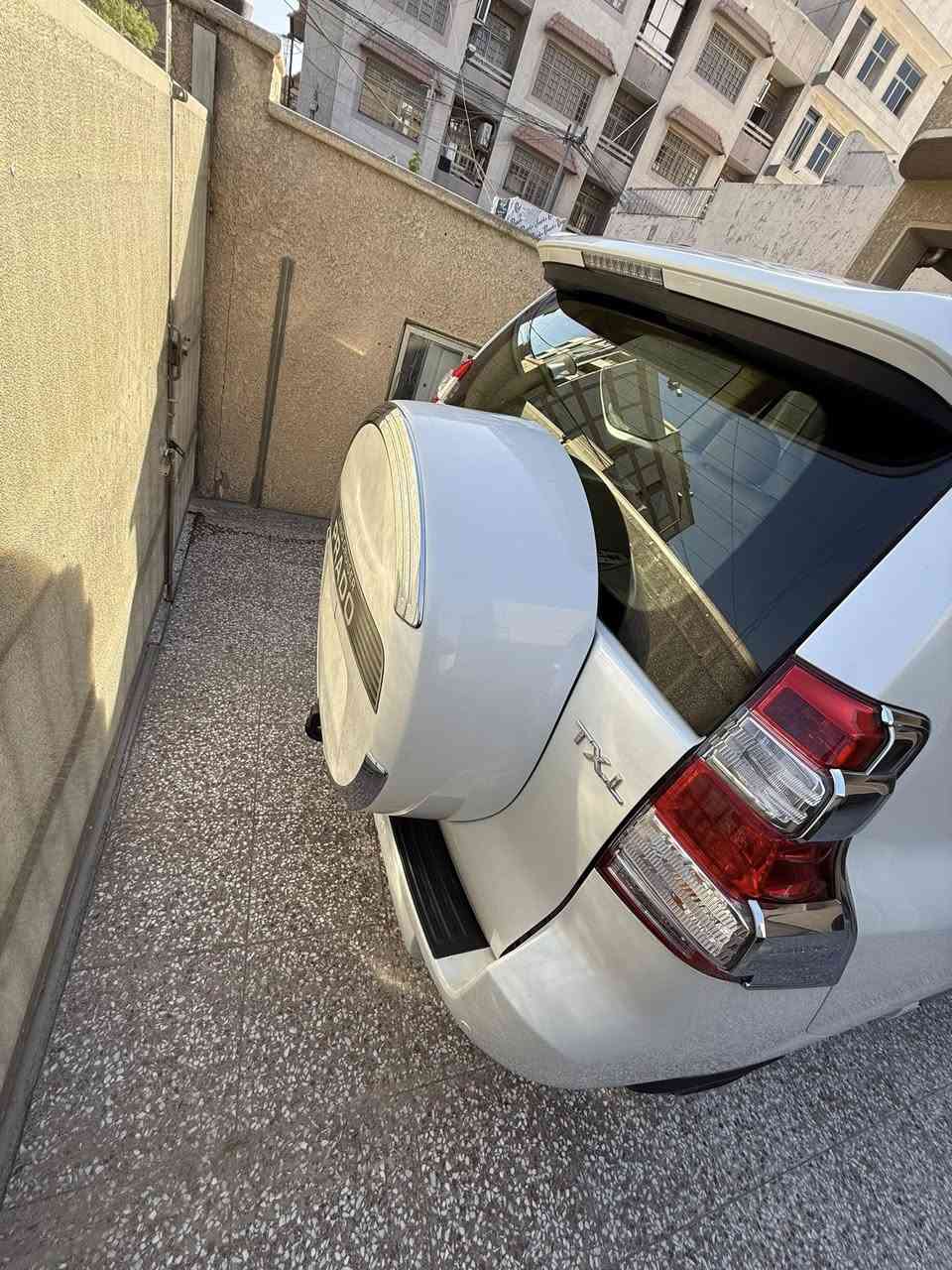 السلام عليكم  برادو ٢٠١٥ رقم بغداد فئة TXL دبل تانكي ماشية ١٥٥ الف  مكفولة بدون حادث فقط باب مبدل خلف السائق اصلي مال شركة  شرط السونار 
مكينة ٦ سلندر 
السيارة جديدة مال بيت السعر ٣٠٥$ 
المكان بغداد الغدير 
للاتصال ***********
