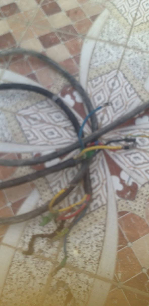 سلام عليكم كيبل ابو ٣٥ للبيع اخو الجديد استعمال قليل الطول 7 متر 
الشراي يتصل او مراسله الصفحه 
***********
