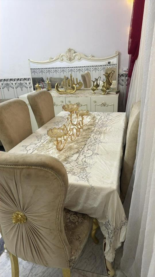 للبيع بسبب المكان ما يكفي
350 الف ميز الطعم و البوفية التواصل واتساب 

***********
