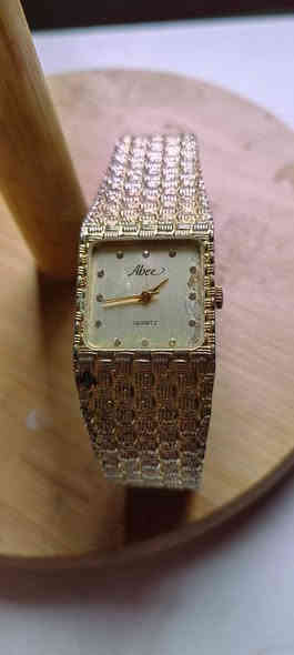 السلام عليكم ساعات كوارتز بالة للبيع باسعار مناسبة كلمن وسعره التواصل خاص او على الرقم *********** يوجد توصيل .
