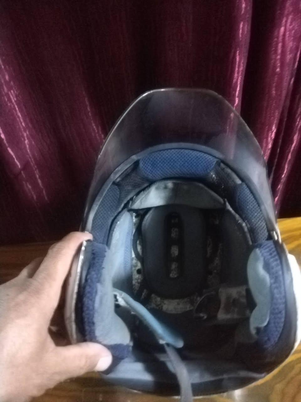 السلام عليكم خوذه يوماها نظافه ٨٠ بل ١٠٠ مابيهه اي كسر جامتهه صافيه تصعد وتنزل سعرهه ١١٠
***********
