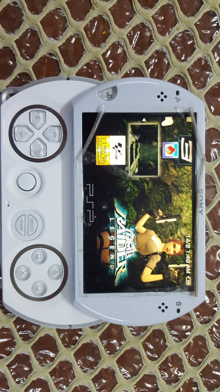 مهكر احدث اصدار ثابت ذاكره داخليه 16 والخارجيه 4 متروس العاب والنضافه واضحه بل صور مع شاحنه مع كيبل عرض عل شاشه  مع حافضه sonyسعر ١١٠ الف  شراي اتصل عل رقم أ و ماسنجر  *********** بغداد زيونه ما جاوب تعليق شراي اتصل وتدلل
