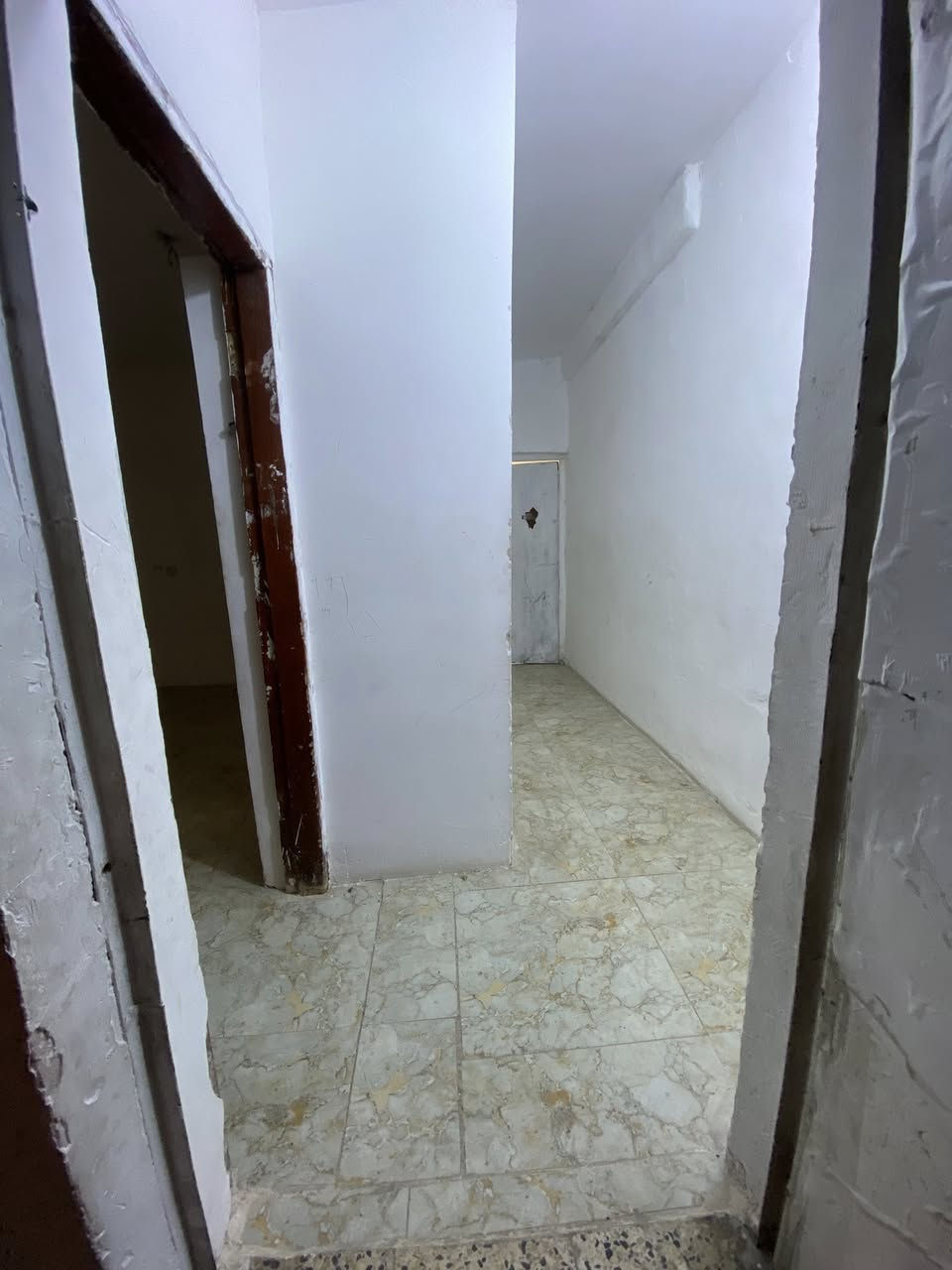 بيت الايجار  كراج ستقابل مطبخ كبير منور وغرفتين صحيات داخلي و خارجي استفسار ***********
