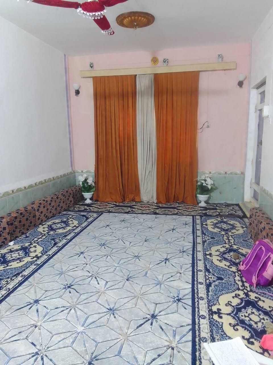 سلام عليكم من رخصة مدير الاكروب بيت للبيع المساحه 190 منطقة الدجين قرب حسينية صدر العراق الثالث شارع بيت حنون البيت بي ثلاث غرف+ديوانيه وهول ومطبخ وصحيات البيت كلش قريب ع الشارع السعر 58 وبي مجال قليل كافة الخدمات موجوده الاستفسار على الرقم ***********
