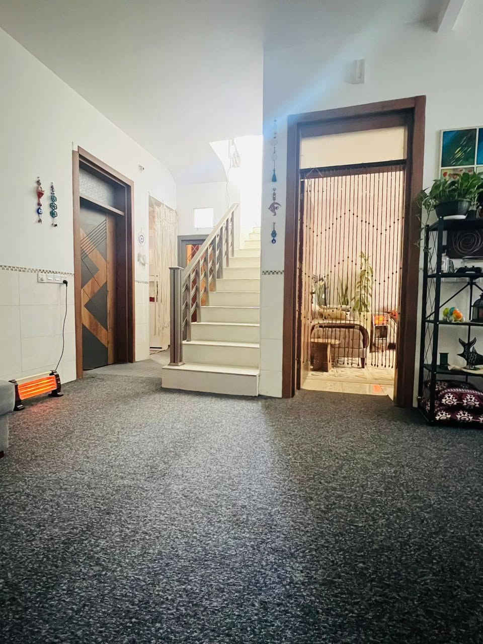 السلام عليكم 
دار للبيع مساحة ١٠٠ متر ركن واجهة ٨ متر والنزال ١٢ متر 
منطقة سكنية منظمة يبعد عن مرقد الحر ٥٠٠ متر 
طابو زراعي سند ٢٥ اقرار محكمة مشمول بالتطويب 
طابق واحد بناء طابوق حديث ازارة سيراميك ١٢٠ سم.
سقف كونكريت 
يتكون من (صالة، استقبال، غرفة نوم، مطبخ، صحيات خارجية وداخلية ،غرفة صغيرة للاطفال، مخزن حديد في السطح)
مكانه في الحر / حي سومر الثاني / شارع الجنسية القديمة
لا ايجار لا رهن لا اقساط 
للتفاصيل اكثر عن السعر عالخاص او واتساب ***********
