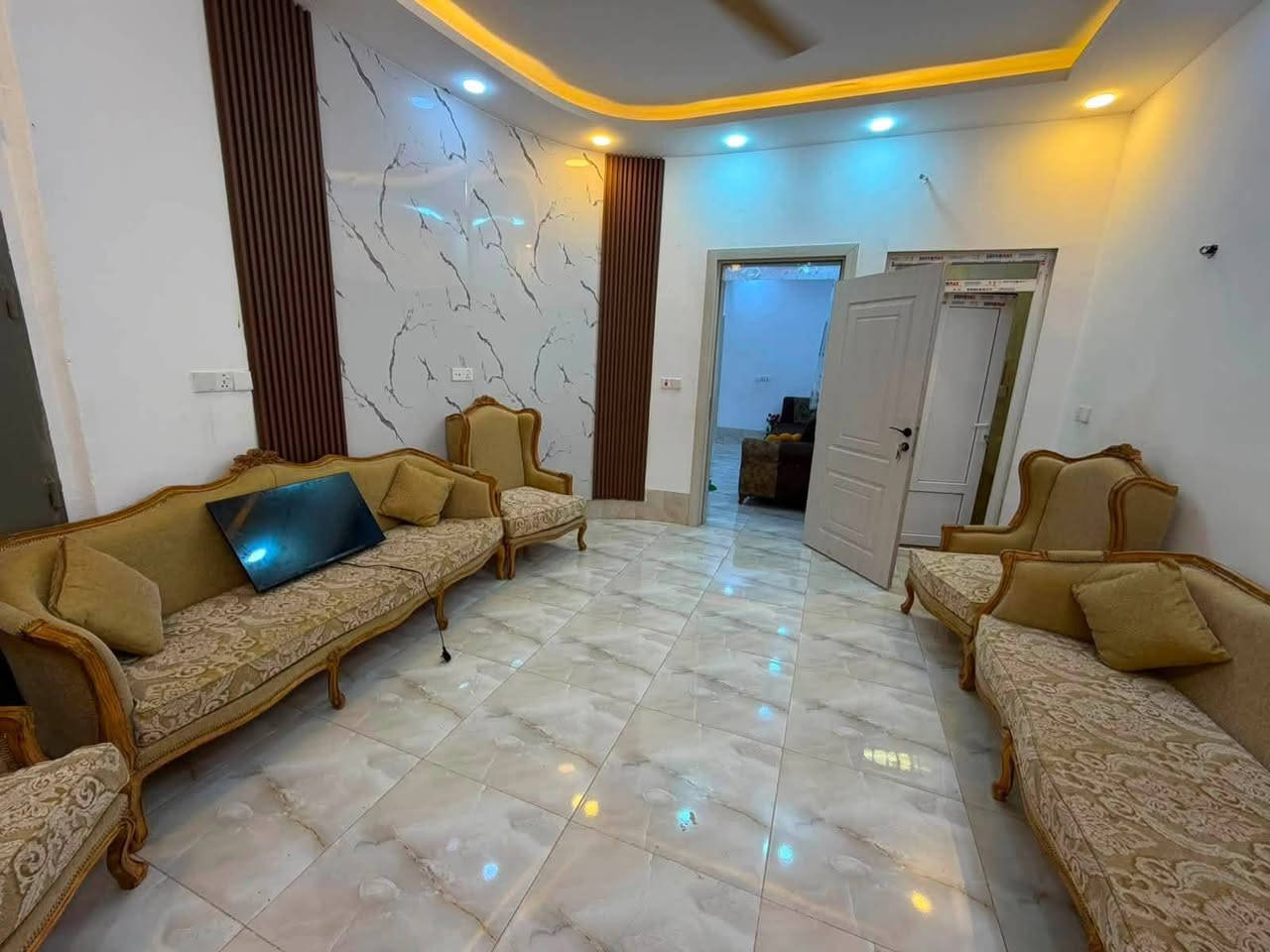 دار للبیع/خانقین/امام عباس خلف الاذاعه/300متر/للاتصال/***********
