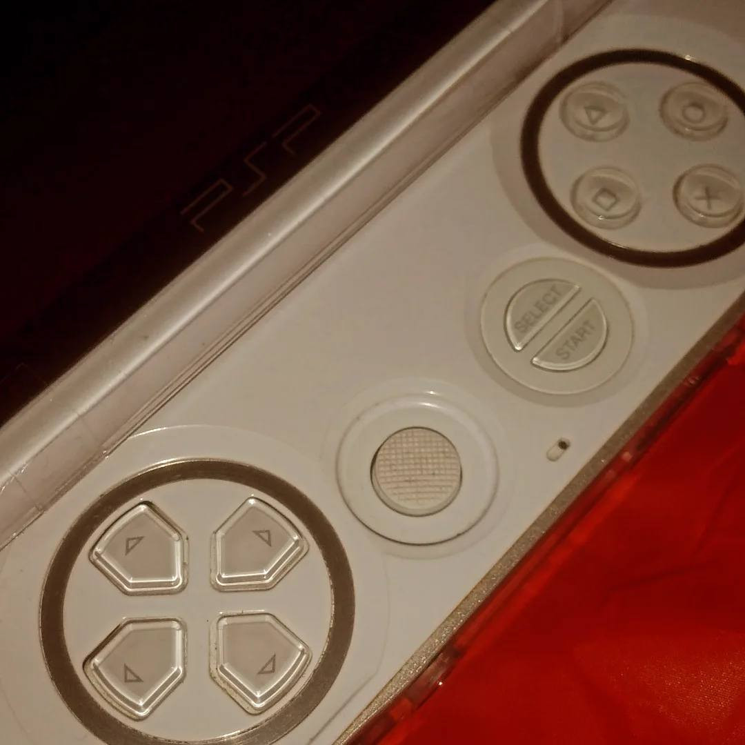 سلام عليكم 
جهاز العاب محمول
(PSP GO) SONY
يحتوي على الكثير من الألعاب المميزة 
حالة الجهاز جديد يأتي معه شاحن اصلي الخاص وبه ويمكنك تنزيل الألعاب عن طريق ربطه بجهاز الكمبيوتر
السعر 265 الف شامل أجور التوصيل 
للحجز والاستفسار 
***********
