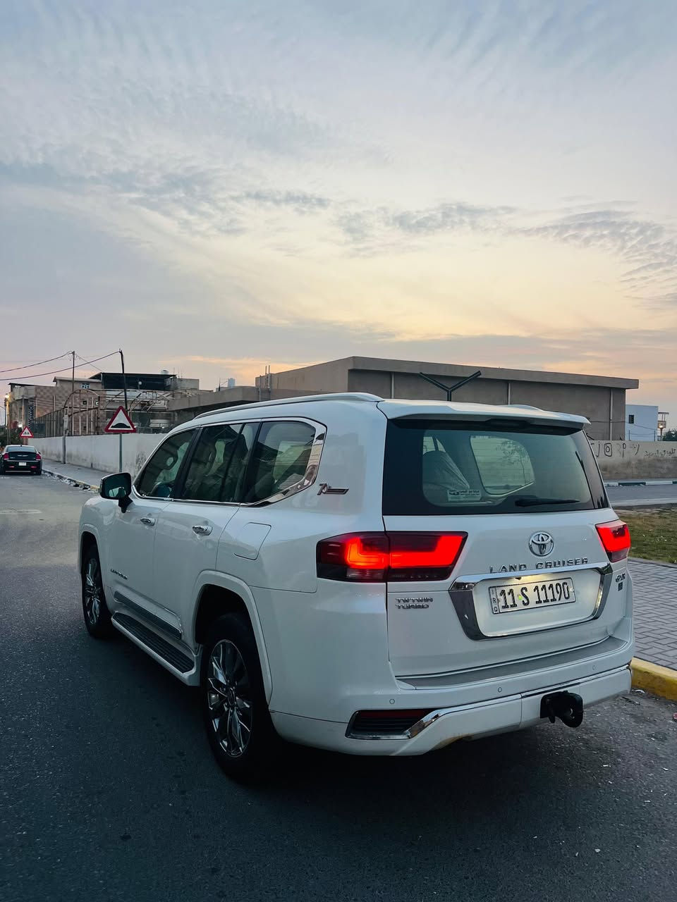 السلام وعليكم للبيع لاندكروز 2022 كاز مغلفة ppf
معروفه مواصفاتها 
رقم بغداد بأسمي تحويل ثاني يوم 
بيها بارد بل الجاملغ الايمن والايسر وبيها رشه على كد 4 اصابع باب الراكب اثر شخطه 
ماشيه 69 الف كيلو متر 
المكان البصره الطويسه 
للأستفسار الاتصال على الرقم ***********
