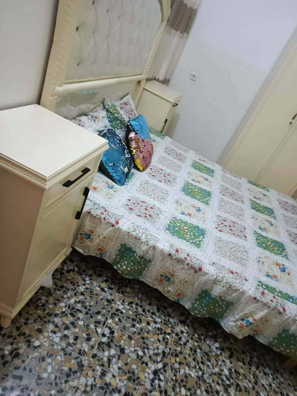 غراض بيت للبيع
غرفة نوم عراقي تسكام اوفيت السعر ٢٥٠٠ وبيها مجال 
عربانة طفل ب٥٠ 
مبرده كونفيره بيها عطل ب٣٠
طبلات ب٣٠ 
***********
مكانهن بغداد الكماليه معوقين
