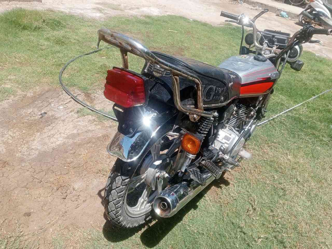 اسلام عليكم دراجه سافان 22 اصولي 
دراجه بيه نواقص.. 🏍️.

نواقص الدراجه  👇🏼

1 دشبول 
2 دبلات امامي
3 كعكه مال صالنصه 
4 سكان مومهم بس اذا تريد بدله للجماليه 
5 كتف مال اشاير 
6 زوج صفاحيات.                         

الدراجه جانت تشتغل بس الشوته وصخه 

                                          السعر 450 وبيه مجال.
رقمي طبلي واتساب موجود.
***********
