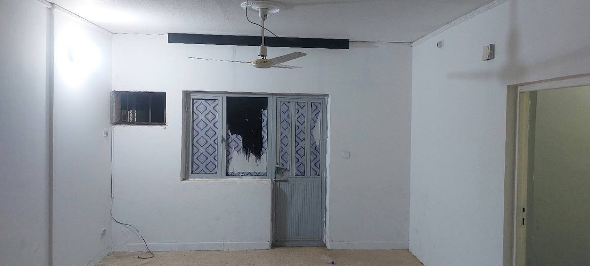 شقه للبيع طابق ثالث فئة B نظيفة جداً وجاهزة للسكن فارغة قسط شهري 180الف مساحتها 135متر غرفتين نوم صالة جبيرة7×4 مطبخ اضافة الى مخزن صحيات عدد2كليدور اضافة الى ممر 5متر بالإضافة بالكونات عدد 3 
عنوان كوت/واسط/زين القوس مجمع الشهيدة اسراء مقابل مستشفى التركي مقابل مجمع الرواد  للاستفسار على السعر ***********
