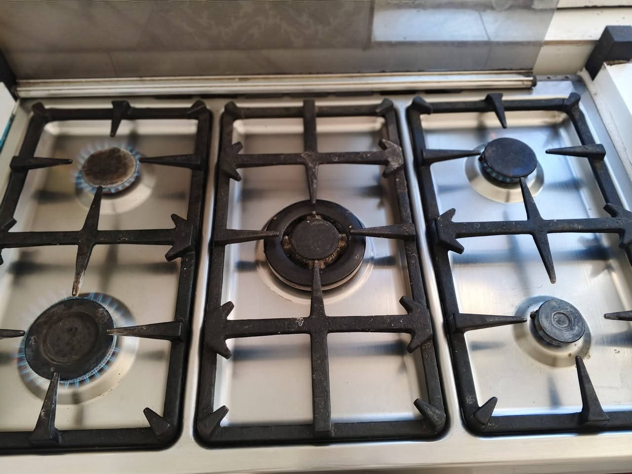 سلام عليكم عندي طباخ للبيع نضيف العيون كلها شغاله عدا العين البنص  متشتغل يراد لها شي بسيط وتشتغل والفرن الفوك والجوه شغال مكاني صويره السعر خاص اي استفسار اتصل ودلل متواجد اتصال واتساب *********** تحياتي للجميع
