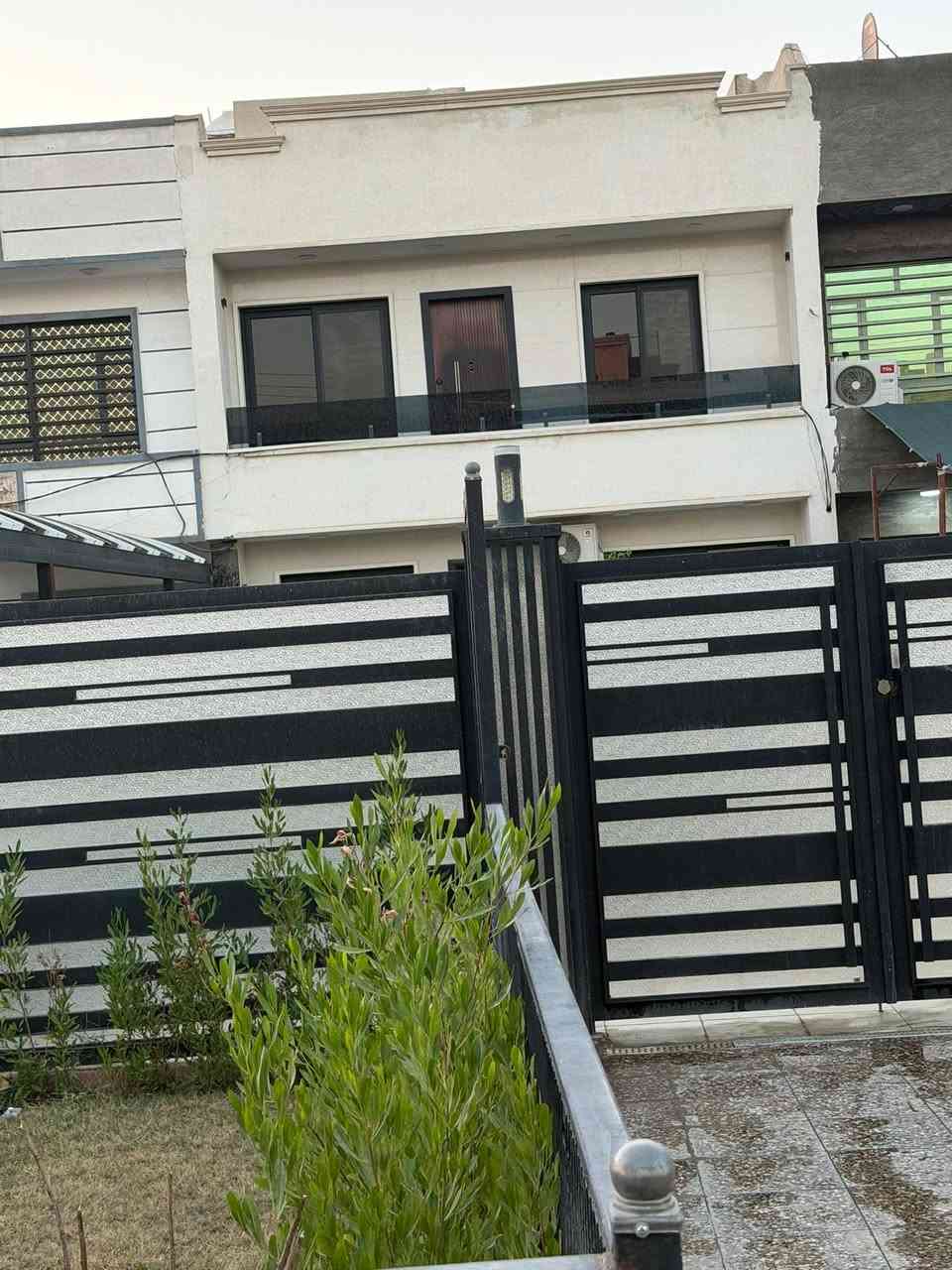 السلام عليكم
� للبيع دار من المالك مباشرة 🏠

📍 دار سكنية بمساحة 50 متر
✨ يحتوي على تشجير داخلي وخارجي يعطي منظر جميل للبيت 🌿
✨ الكاونتر تفصيل ويبقى ضمن العقار
✨ عدد 4 سبالت مشمولة ضمن البيع

فرصة مناسبة للراغبين بالسكن أو الاستثمار.

📞 للاستفسار والتواصل:
***********

(البيع من صاحب العقار مباشرة)
