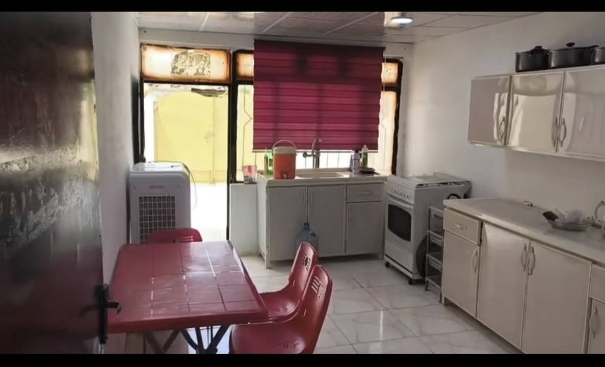 السلام عليكم اغراض اغلبهاجديده وبيهامستعمله للبيع في طوبزاوه سعر الكل مليون وربع للتواصل واتس اب ***********
