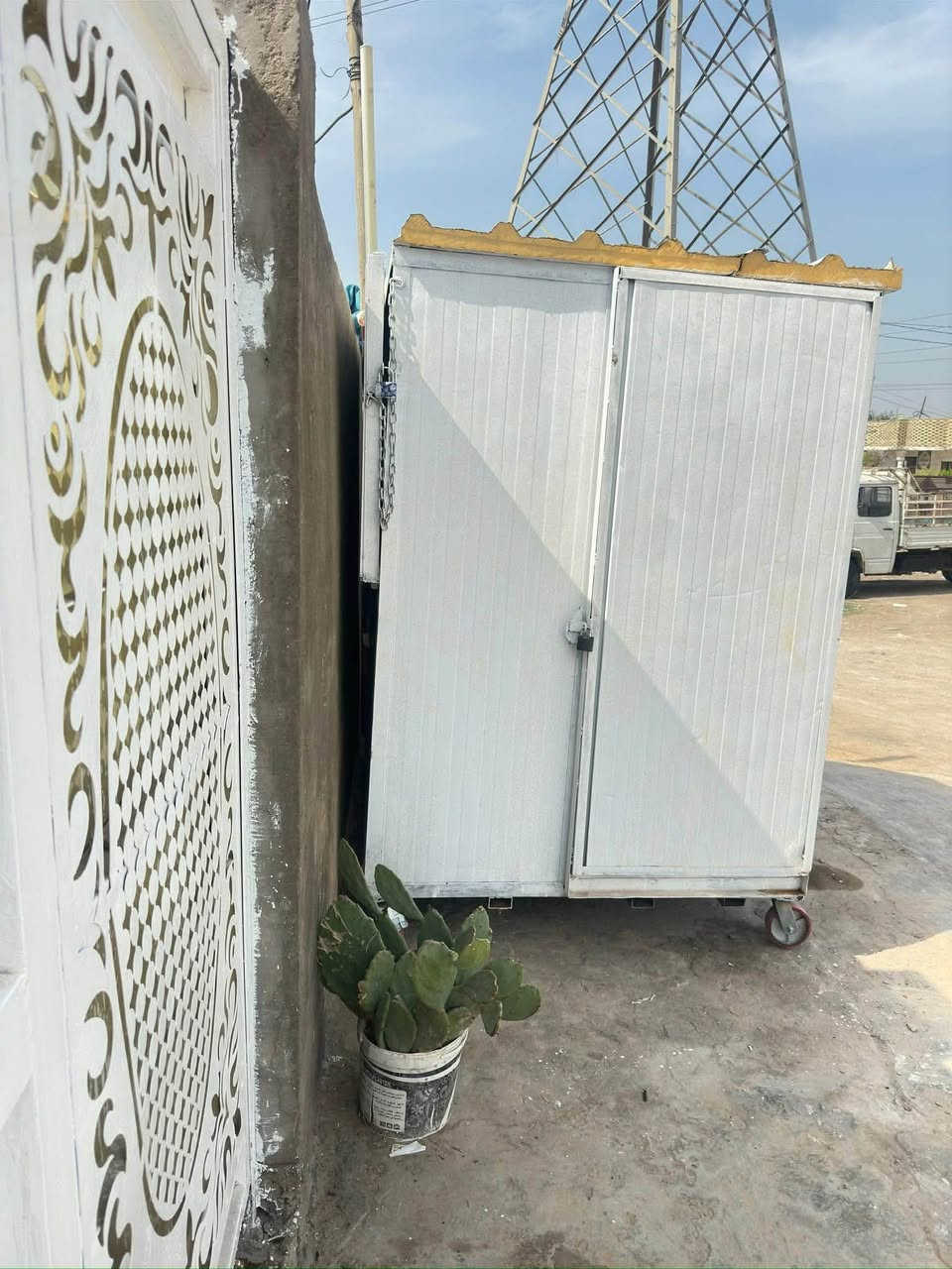 سلام عليكم 
عندي هذا الكشك للبيع 
طول 2 متر
العرض 1.500 متر - العرض متر او نص
شغل درجه اولى 
واتساب 
***********
