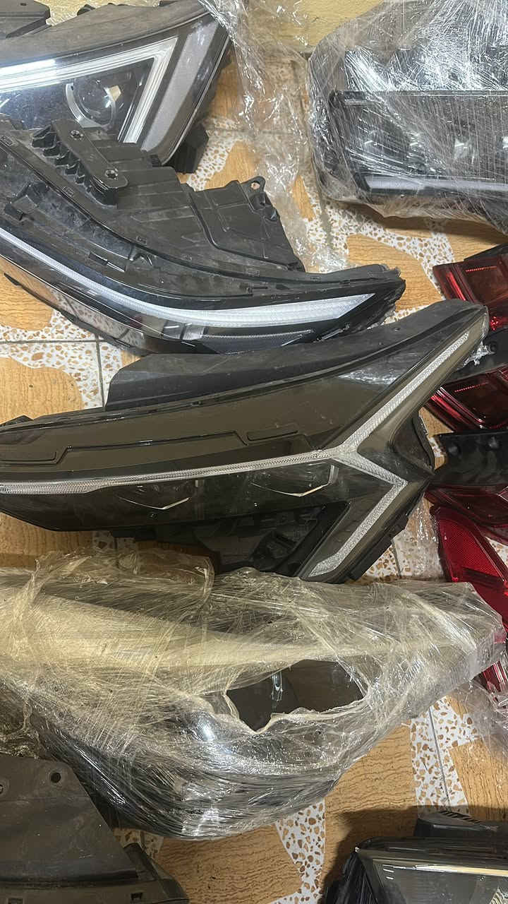 متوفر لايتات كوري فقط  عام  
كي فايف 25 -22
سورنتو 22 -23-24
كرنفال 24-25
النترا 25–24-23-22-21-20
سبورتج من 22-25
K7 20-22
 جملة فقط 
***********
