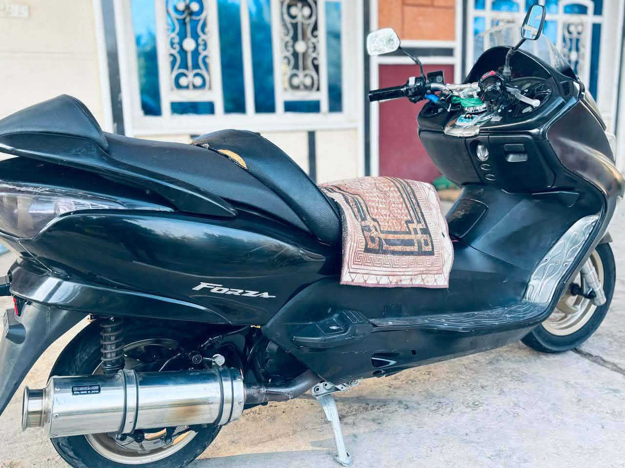 #للبيع
نوع الدراجه : فورزا 08 كرستال گير ملغي 
اوليات الدراجه : گمرك مدفوع 
حجم المحرك : 250cc
حالة المحرك : بدون تنقيص او تبخير 
كهربائيات كامله 
مسجل وسماعات شغال 
جگ جنطه شغال + گلوب جنطه 
عليها ادامه { عبوه + فيتبم جدد + بلك ونوزل جديد } 
حالة الكفرات : نظافه ٩٠٪
اكزوز رياضي 
طخم تاير حاويه
منظومة تبريد محرك كامله ومي كله زيتي 

مكاني بابل سدة الهنديه منطقة المهناويه 
السعر : مليون وبيها مجال بسيط جدا


**إذا كنت صاحب هذا الإعلان وتريد حذفه لأي سبب، رجاءا أرسل رسالة إلى الدعم الفني**