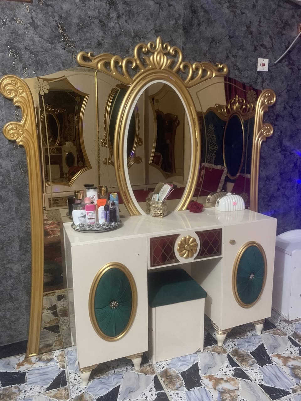 سلام عليكم عندي غرفه مستعمله تركيه من هاي ضخمه *********** مامتواجد على لفيس
