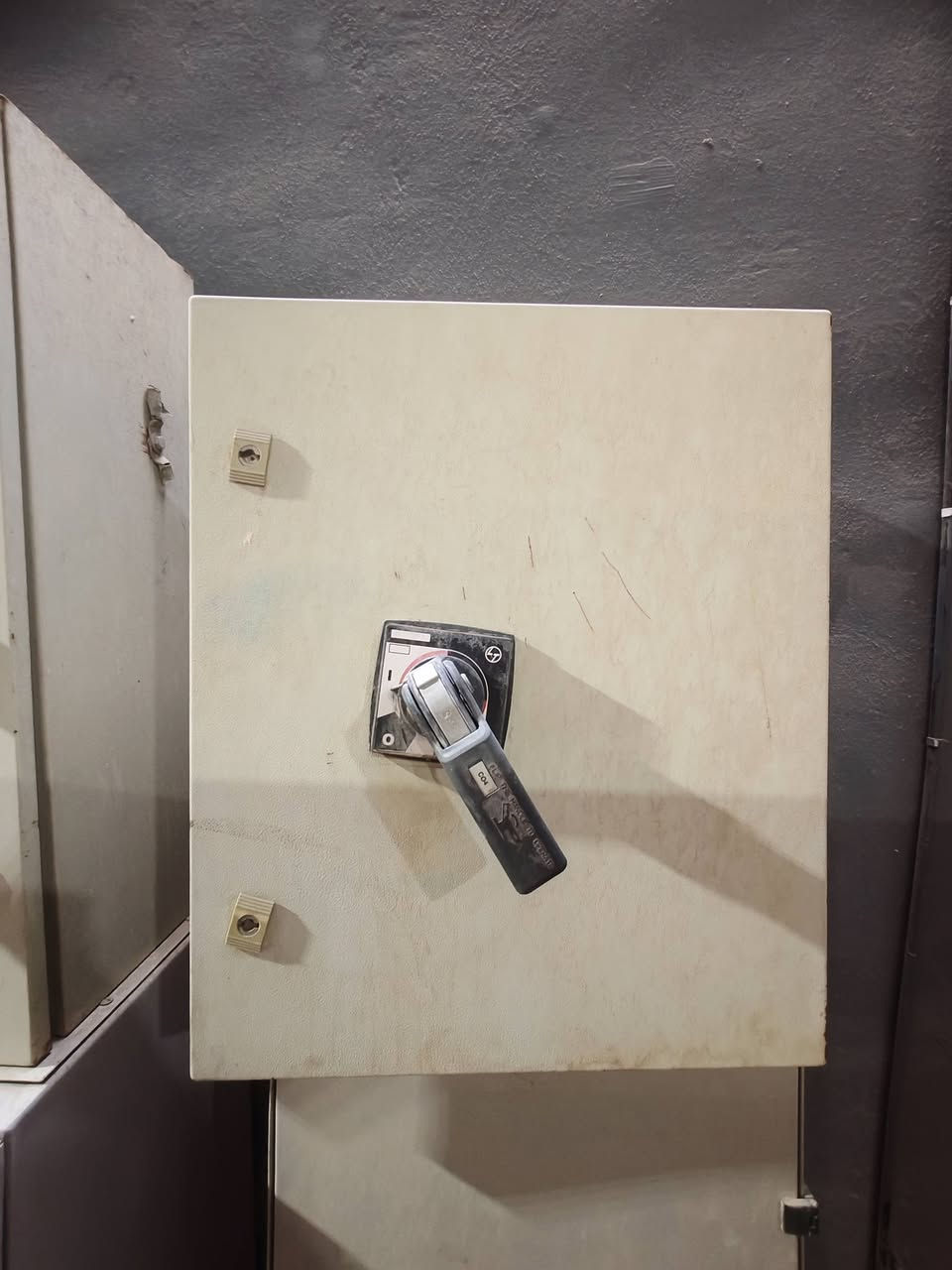 سلام عليكم
جنجات مستخدمات لبيع شي قليل وع فحص
630A
630A
630A
800A
1000A
نجف ***********
