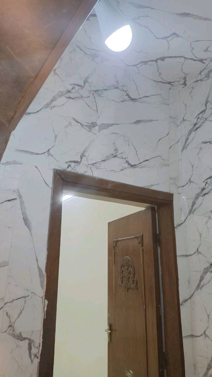 ​📐 المساحة: 100 متر مربع.
​🛋️ الاستقبال: صالة استقبال واسعة ومرتبة.
​🍳 المطبخ: نظام (حار / بارد) بتصميم عملي ومميز.
​🛏️ الغرف: 3 غرف نوم مريحة.
​🚿 الخدمات: 2 حمام (موزعة بشكل ممتاز).
​✨ الحالة: نظيف جداً وبناء بحالة ممتازة.
​📍 الموقع: الدورة - أبو دشير / بالقرب من تقاطع الشهداء (موقع قريب من الخدمات والأسواق).
💰 سعر الإيجار: 550 ألف دينار عراقي (شهرياً).
الدار على شكد طابق؟ وبيها درج أو سطح أو حوش؟: 
طابقين
هل الإيجار يشمل الماي والكهرباء والمجاري، وشكد وضع المولدة/العداد؟: 
الكهرباء الماء على المؤجر
البيت مفروش لو فارغ؟ وإذا بيه أثاث أو أجهزة شنو الموجود بالضبط؟: 
فارغ
هل أكو كراج أو مكان لوقوف سيارة؟: 
نعم كراج
شلون شروط الإيجار: عقد كم سنة/شهر، ودفع مقدّم أو تأمين، وهل السعر قابل للتفاوض؟: 
عقد لمدة سنة
