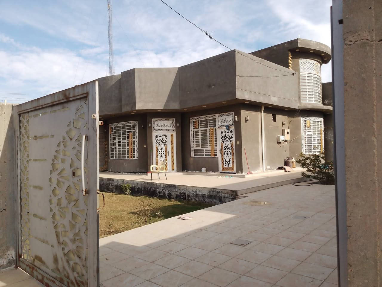 السلام عليكم يوجد بيت للبيع .المساحه 430 متر مساحه البناء 130 متر طابو زراعي سند 25 .  الصياحه قرب مرقد الأمام سليمان يبعد عن التبليط 100 متر بناء حديث كامل خدمات
***********
***********
