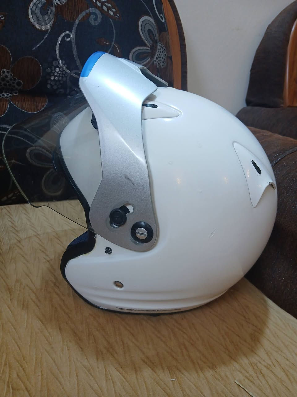 السلام عليكم شباب خوذه للبيع قياس XL  نضيفه بس مخدات تعبانه سعر ١٢٥ ألف  ***********
