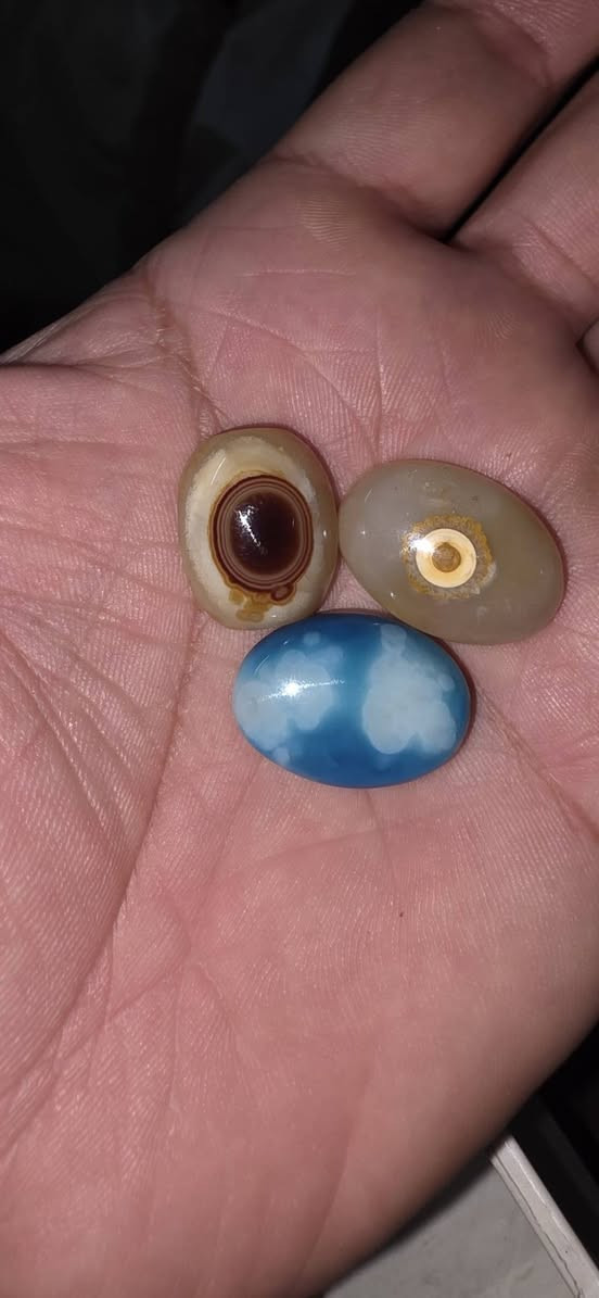 ياالله السلام عليكم احجار نوادر ٣٠ قطعه بيعه وحده ***********
