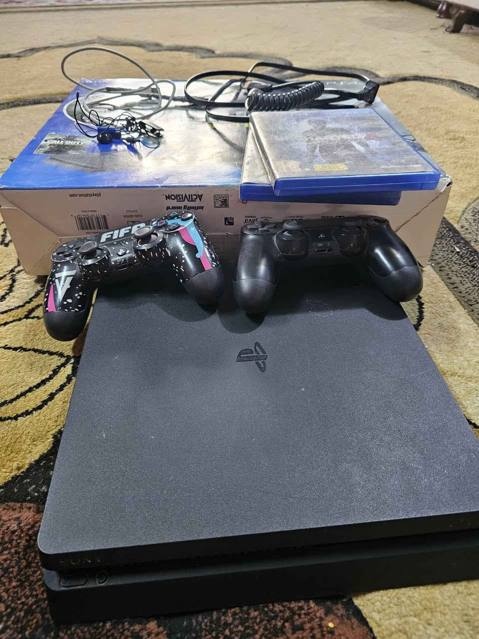 جهاز بلاي فور أميركي ريجن، وان 500 جيجا. ملحقات كاملة، نظيف ما مفتوح مع. قرصين، جي، تي، إيه، وأنشارتد. مع يدتين مع كارتونة الجهاز السعر ٢٤٠ وبيه مجال بسيط 
للتواصل *********** اتصال
