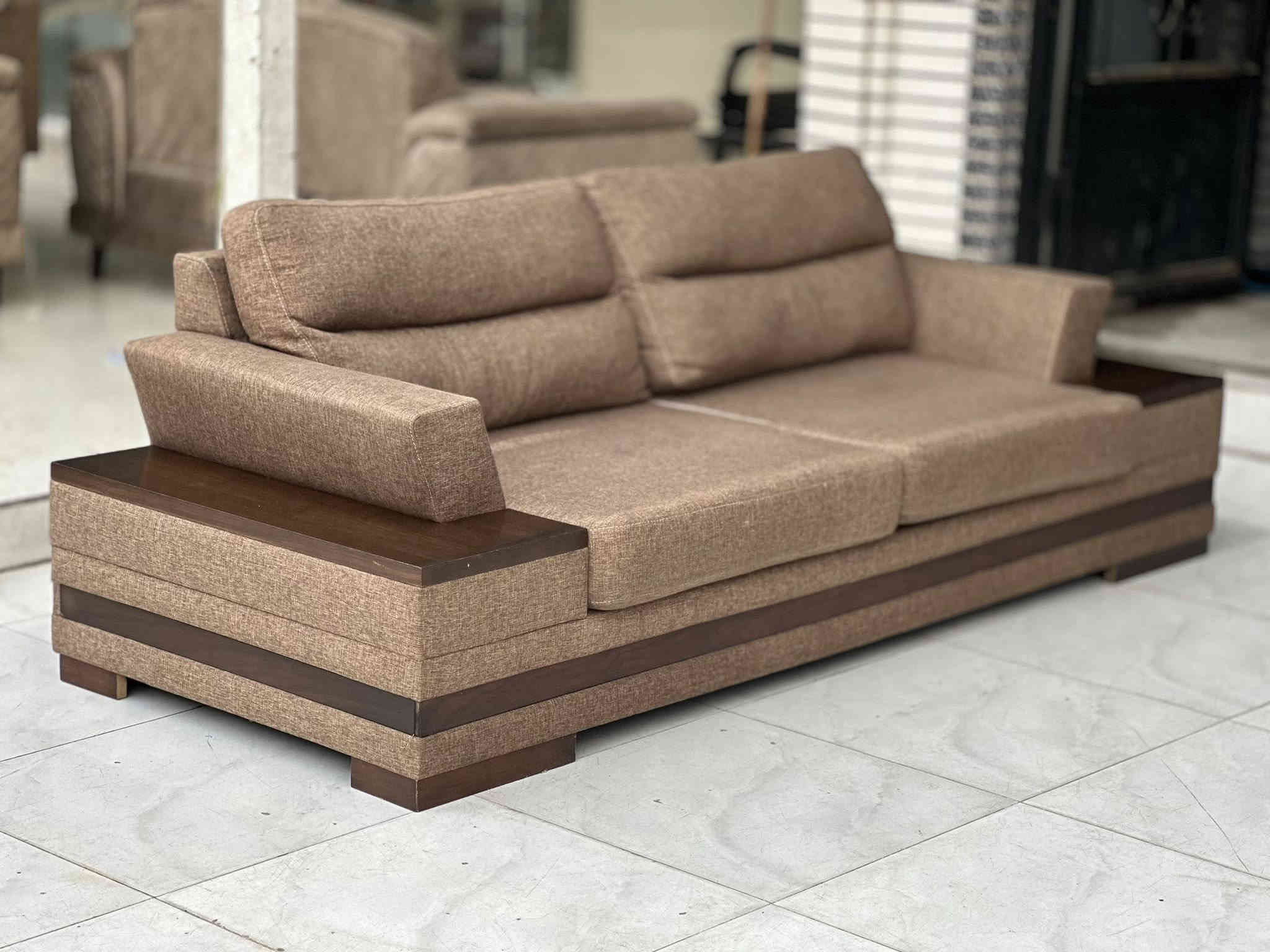 تخم امريكي (تكمه)  نضافه 100/100 دزاين  عصري  طبلات جانبيه  يمين او يسار ع قطع الثلاثيه متكون من 10 مقاعد     قماش كتان  امريكي مقعد متحرك طبي سوفت امريكي  فول بوليستر وجهين سحاب سهل التنظيف هيكل الداخلي  والخرجي  بل كامل خشب زان طبيعي     عنوانه اربيل زانكو 99 قرب مطعم كص سنگر  يوجد توصيل ل بغداد ولباقي المحافظات  للاستفسار او الحجز متواجد واتساب ***********
