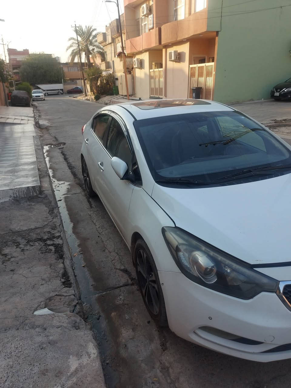 سيراتو 2013 فول للبيع
سلايت طكتين 
شفتات بلستيرن 
كامرة اصلية 
حساسات امامي خلفي 
لد نهاري
مرايات شفط 
ضررها ..الباب الخلف السايق بيه معجون والجاملغ هم بيه شوية والجاملغ الامامي امبدل 
السنوية بأسمي + كابون بانزين بيها 
***********
***********
