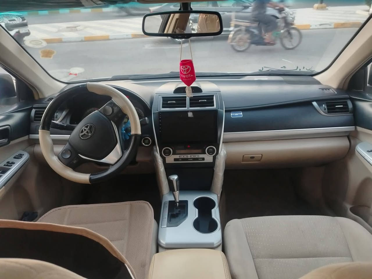 كامري 2014 خليجي
فول مواصفات عدا الفتحه 1/1
135$
مكينة 4 سلندر بنزين
بيها اربع قطع 
مواصفات:
بصمه تشغيل 
بصمه ابواب وصندوق 
كشنات كهرباء 
كشنات قماش
شاشه جبيره - كاميره 
دواخل فورميكا 
اشاير بل مري 
لايتات زينون 
بلاجكتور زينون 
5 ويل كب 
حساسات خلفيه 
تحكمات استيرن جهتين 
دبل صالنصه 
تبريد لمس بيانو
سيارة جديده جدا سعرها معقول بلعافيه ع الياخذها 

رقم صاحب السيارة 
***********
***********
