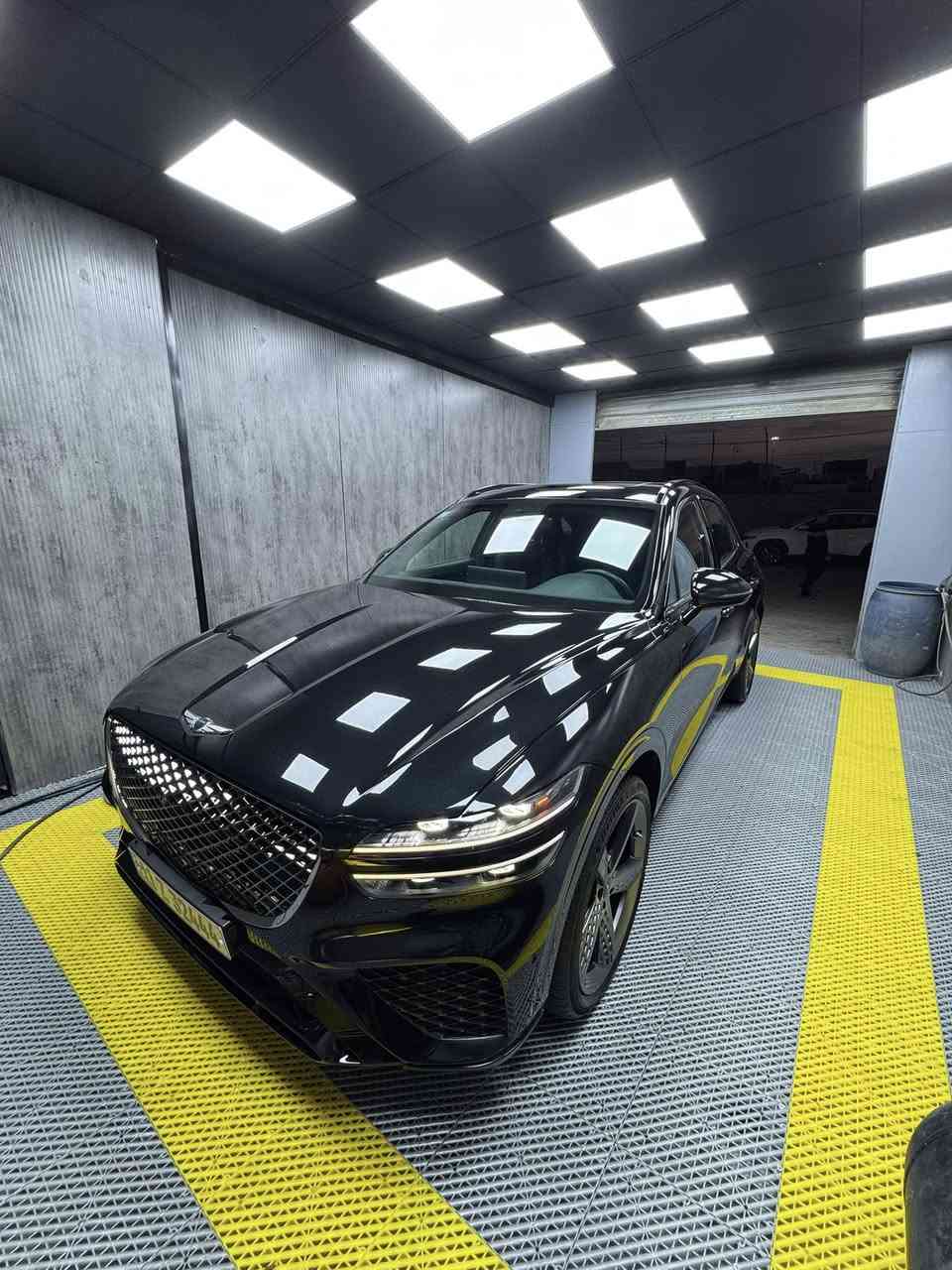 السلام عليكم ورحمة الله وبركاته
للبيع جنيسس gv70 اربعة سلندر موديل 2023 
الممشى ٣٥ الف ميل
برستيج سبورت 
اللون اسود 
الداخل نيلي ومطرز احمر واحزمة الامان لون احمر
السيارة فول ومعروفة مواصفات السبورت ما شاء الله متخلص
حادثها تبديل بنيد اصلي نفس اللون فقط بدون صبغ
 بارد بالجاملغ الايمن كلش قليل وصور الحادث موجودة بالمنشور
ايرباك دركة ومبدل سستم 
السيارة جديدة كلش 
السعر 32500 $ وبيها مجال حك الجية
السيارة ببغداد
للتواصل ***********
