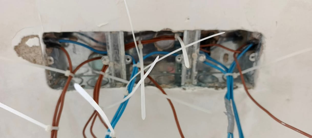 العمل داخل الديوانيه 
سيف الكهربائي
￼ لكافة الأعمال الكهربائية سيمنز- بوري- صيانة ترميم
للاستفسار:***********
