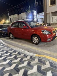 كيا ريو موديل ٢٠١١ خليجي ماشية ٨٢ بيها بارد قليل بين الجاملغ والباب تخ...